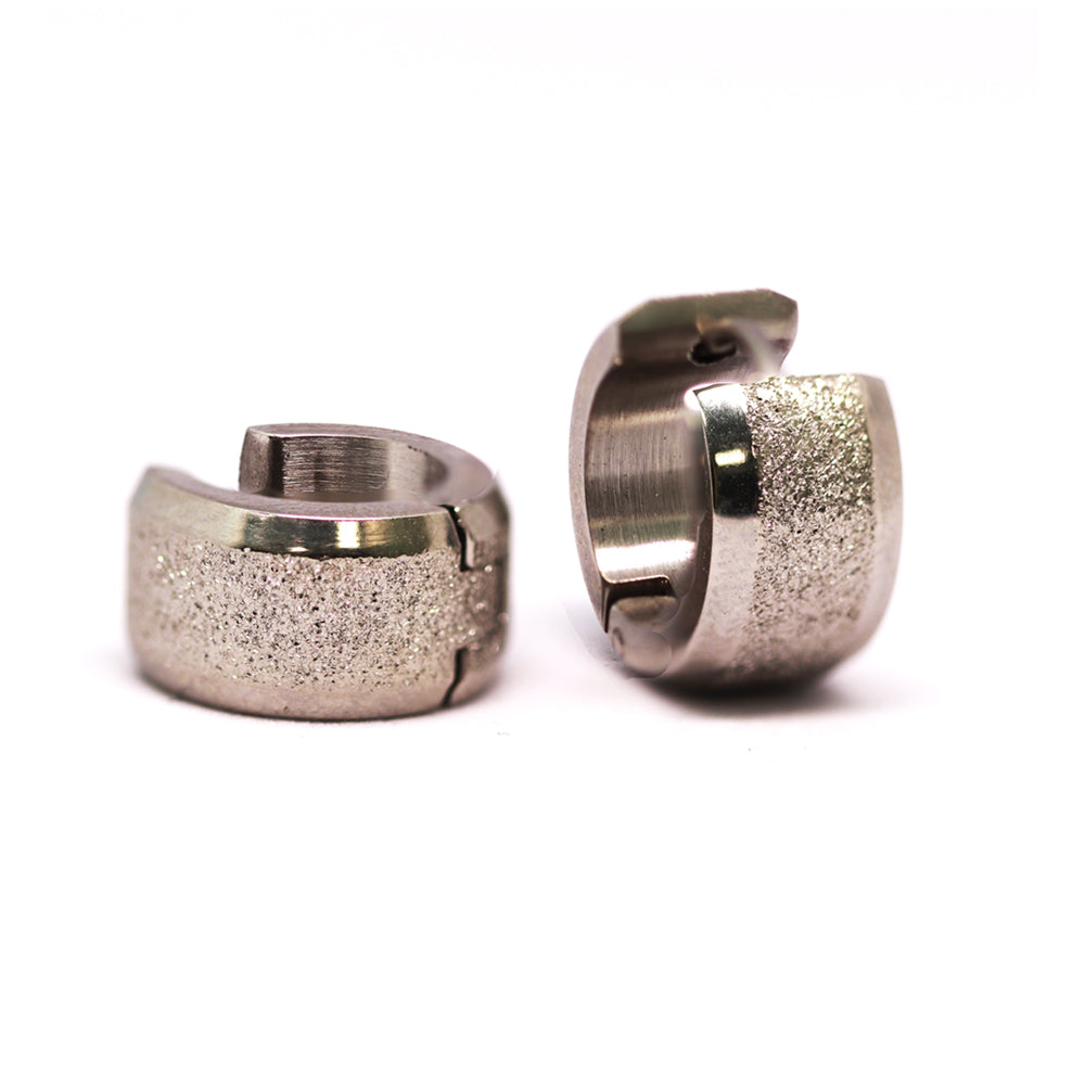 Boucle d'oreille Huggie avec effet sablé